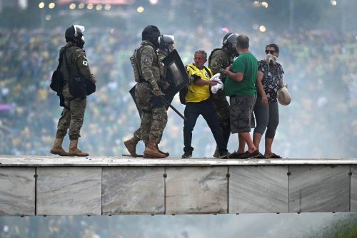 Intervenção policial durante invasão do Planalto por apoiantes de Jair Bolsonaro, Brasil, 08/01/2023 (EPA/ ANDRÉ BORGES/LUSA).
