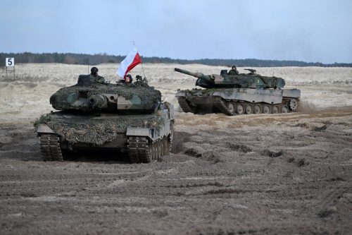Blindados ‘Leopard 2’ polacos em manobras de treino militar, Polónia, 09/11/2022 republicado em 23/01/2023 (EPA/Darek Delmanowicz/LUSA).