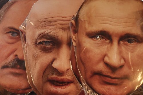 Máscaras de Lukashenko, Prigozhin e Putin numa loja de souvenirs em São Petersburgo, Rússia, 28/06/2023 (EPA/ANATOLY MALTSEV /LUSA)