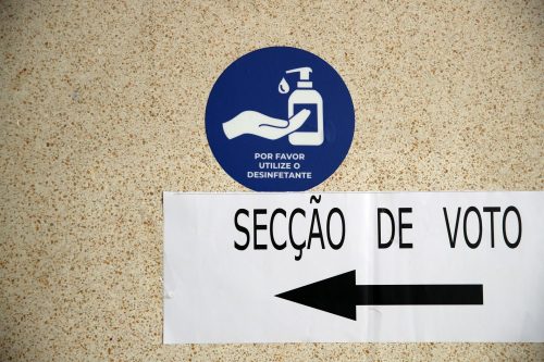 Secção de voto com medidas de proteção contra a Covid-19, Funchal, 30/01/2022 (JOÃO HOMEM GOUVEIA/LUSA)
