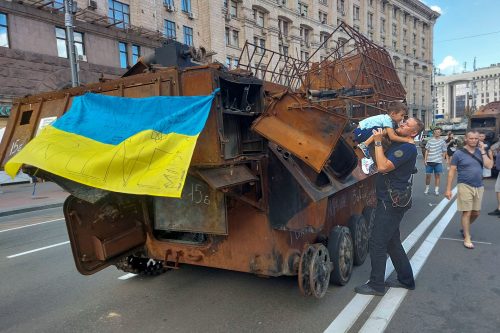 Ucranianos percorrem a rua durante parada no dia da independência nacional, 25/08/2022 (MANUEL DE ALMEIDA/LUSA).