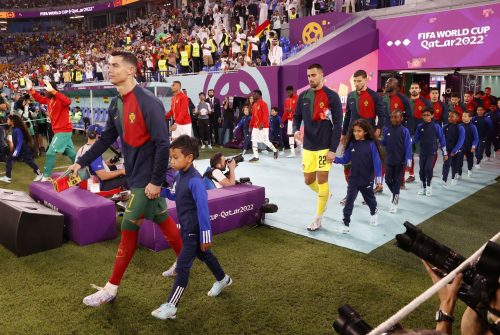 Cristiano Ronaldo e colegas entram em campo para o jogo entre Portugal e Gana, Qatar, 24/11/2022 (EPA/Rolex dela Pena/LUSA).