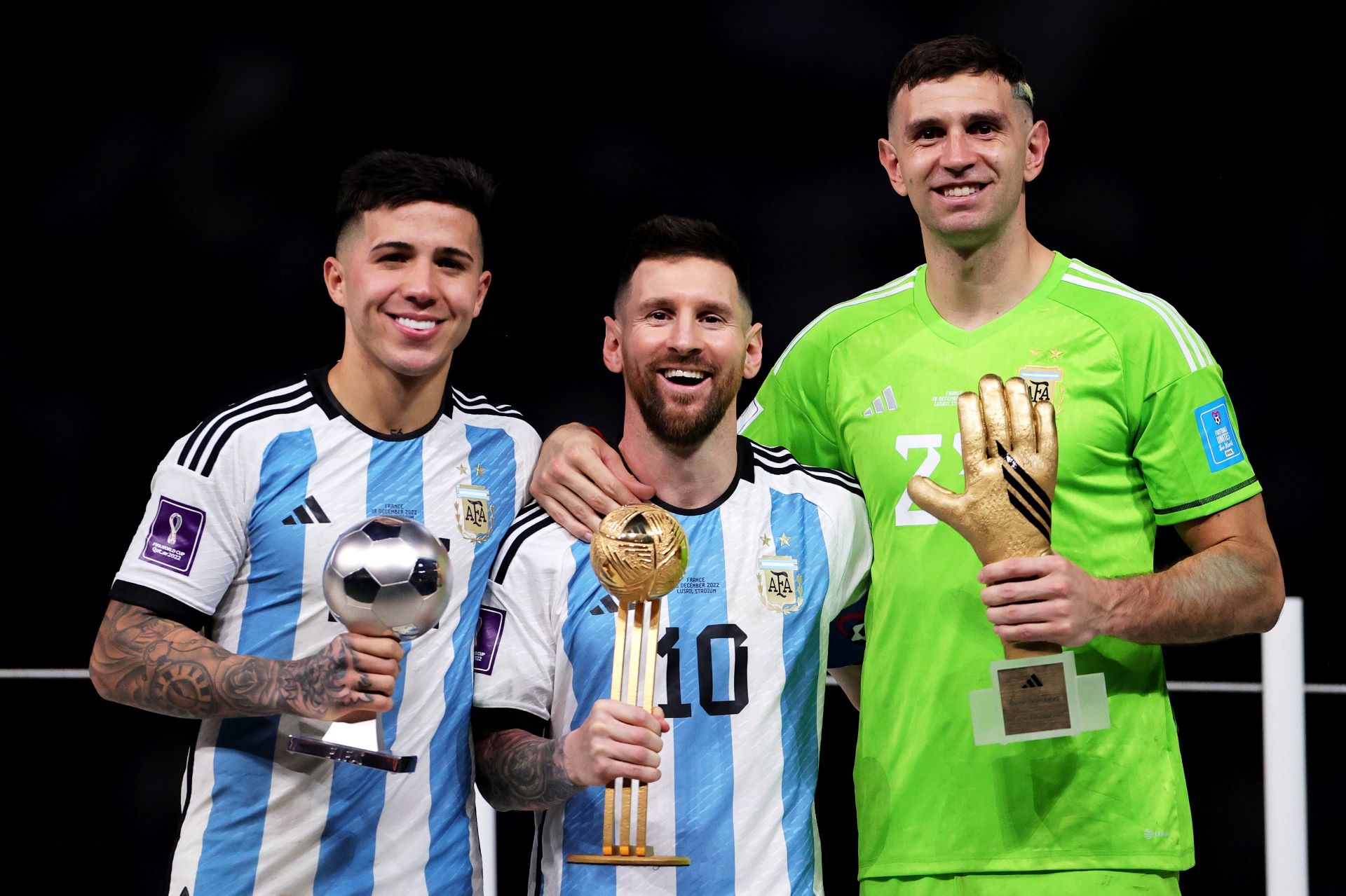 Enzo Fernandez, Lionel Messi e Emiliano Martinez posam com os seus troféus após a Final, Qatar, 18/12/2022 (EPA/Friedemann Vogel/LUSA).