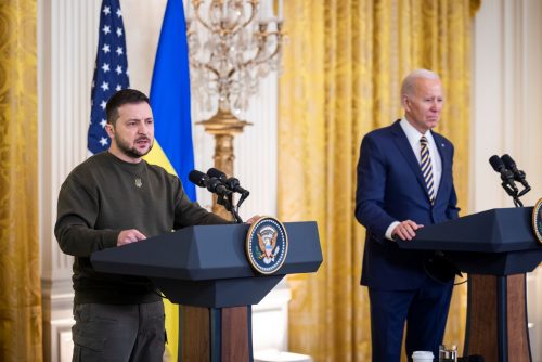 Joe Biden (D) e Volodymyr Zelensky (E) na Casa Branca, Estados Unidos da América, 21/12/2022 (EPA/JIM LO SCALZO/LUSA).