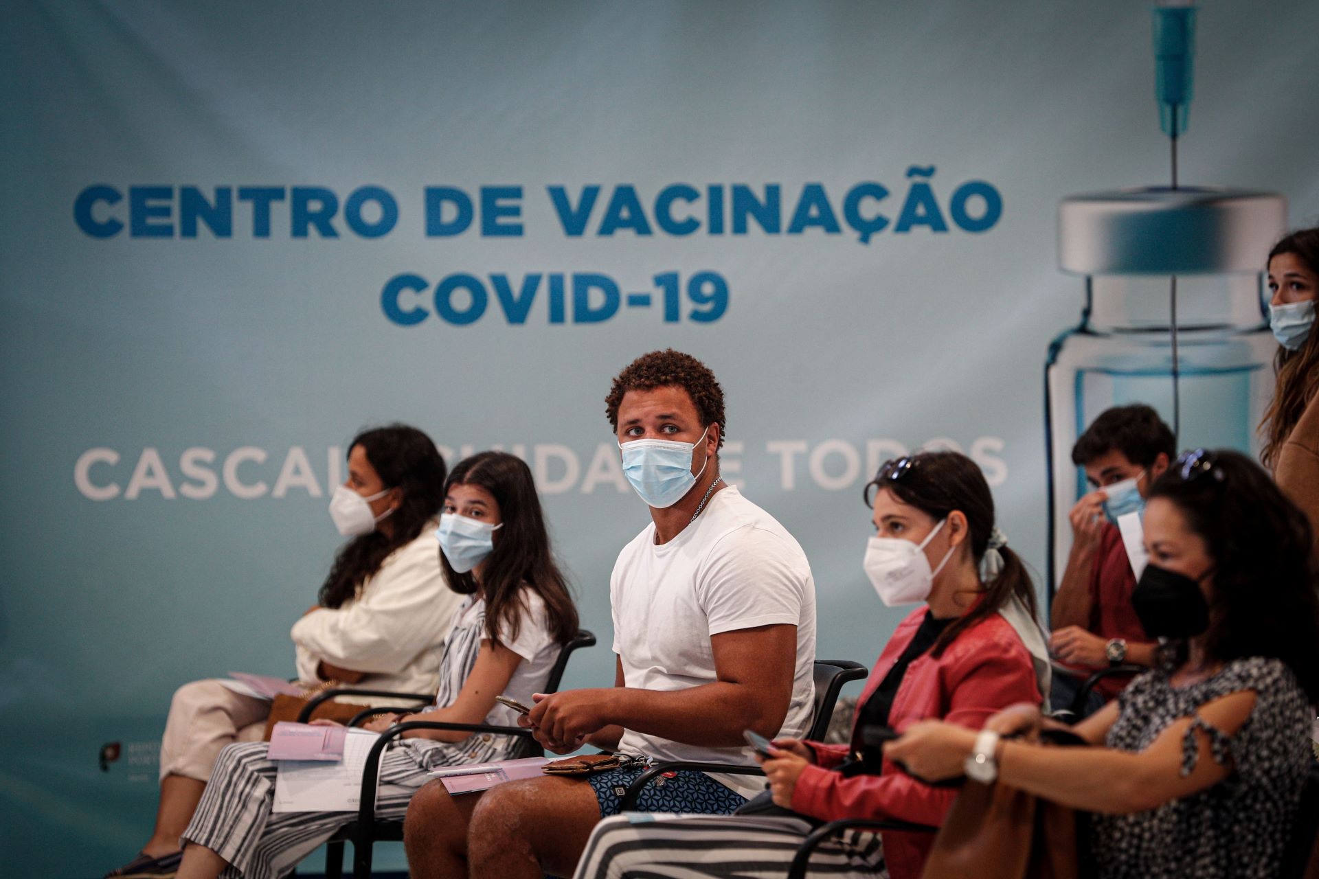 Jovens aguardam para serem vacinados em Cascais, 9/8/2021 (ANTÓNIO COTRIM/LUSA)