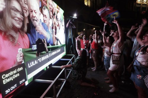 Apoiantes de Lula da Silva assistem discurso de vitória no Rio de Janeiro, Brasil, 30/10/2022 (EPA/ANTÓNIO LACERDA/LUSA)