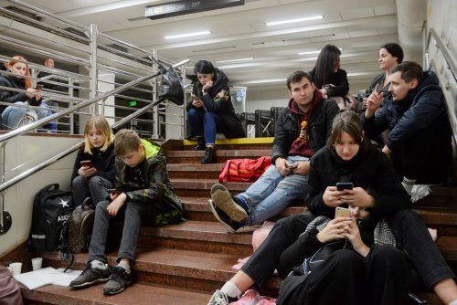 Pessoas abrigadas numa estação de metro após bombardeamento russo em Kiev, Ucrânia, 31/10/2022 (EPA/ANDRII NESTERENKO/LUSA)